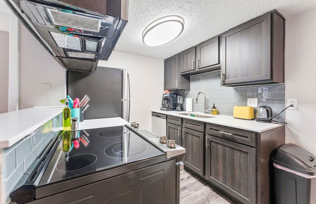 Soco 2BR Comfy Suite w Pool King bed Fast Wifi - Photo 13