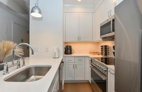 Sophisticated 3 Bedroom Duplex in the Heart of Midtown - Photo 10