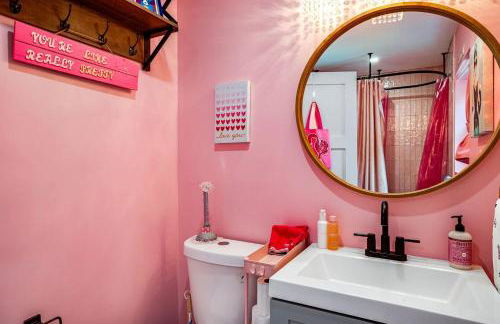 Unique Barbie-Themed Pink Cabin in Black Mountain, North Carolina - Foto 13