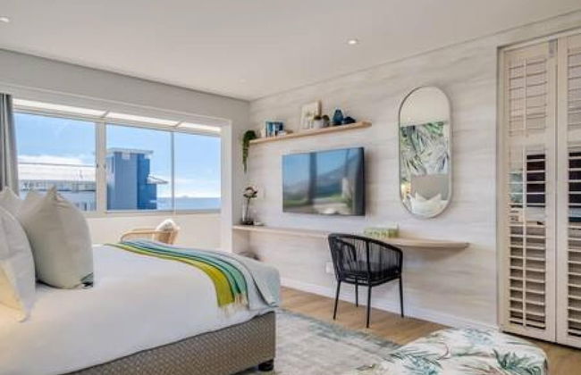 Exquisite Mouille Point Apt by Golf Course Serene Suite - Photo 9