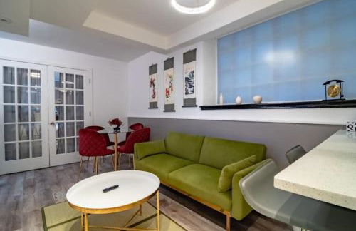 Gold Coast 2BR Suite Near Oak Street - Photo 17