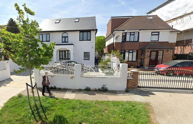 Coombe Hill 2 bedroom House & Parking - Photo 21