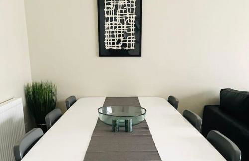 Stylish 3 Bed Semi Trentham Stoke on Trent - Foto 24