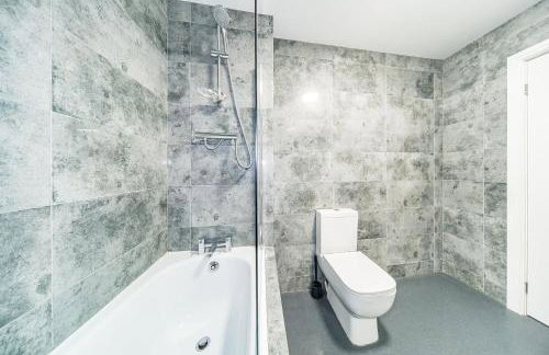 RYAN AIR I BNB - Huge 4 Bedroom House with Free Parking - Foto 14