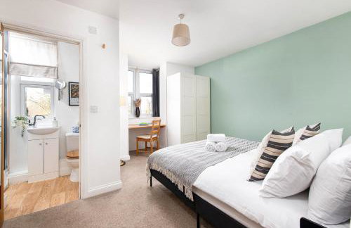 Large 5Bed Town House-Sleeps 9-By FabAccommodation - Foto 7