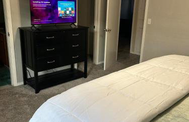 Great Edmond home, near OKC with 3 beds, Wi-fi, cold AC, and central heat, fully fenced backyard - Foto 13