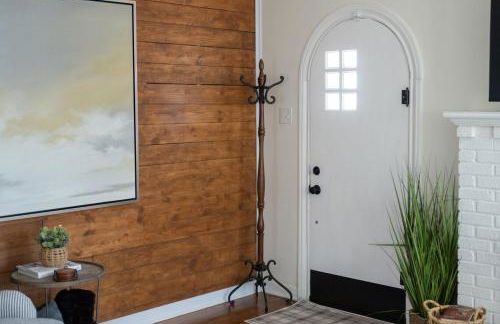 Whimsical Bluebird Cottage Hot Tub Patio Pet Friendly Central Location - Foto 22