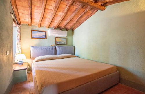 PODERE TORRICELLE 69B Pancole Gr, seaview infinity pool, jacuzzi, sauna, exclusive villa with 2 bedrooms for 4 - If you total 5 or 6 people there is an independent suite in main villa with private ensuite bathroom, kitchenette and garden dining area - Foto 48