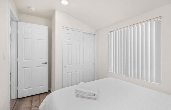 Charming Escape With Stylish Decor & Outdoor Space - Foto 10