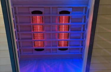 Kingfisher Lodge - Private Hot Tub - Infrared Sauna - Dog Friendly - Photo 2