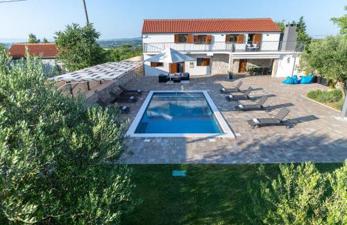 Villa Pietra- Modern rustic poolside oasis - Photo 3