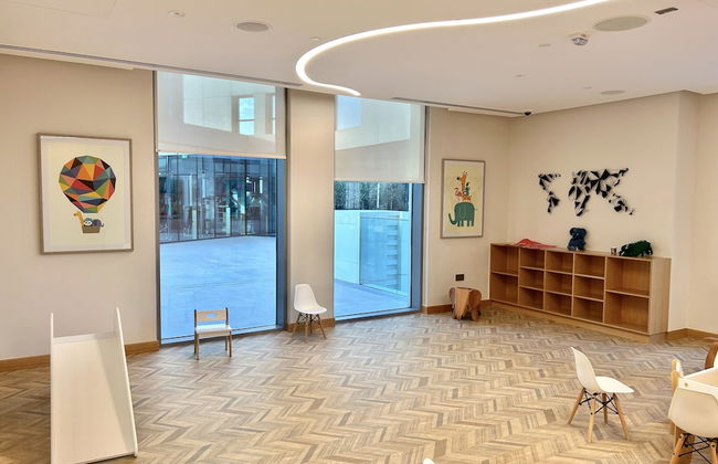 Elegant Stay: Balcony & Stunning Dubai Creek Views - Photo 30