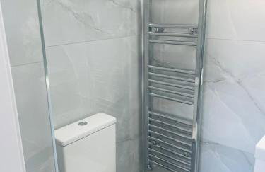 Newly Refubirshed House, Ideal for group Stay- 5 En-suite beds, close to Heathrow & 5 mins from Hayes Stn - Elizabeth Line - Foto 13