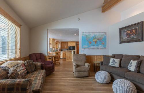 Chester Currents by KABINO Riverfront on Henrys Fork Air Conditioning Boat Launch Foosball Pool Table Huge Yard Garage WIFI - Foto 35