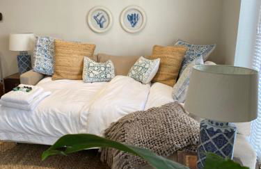 The Pelican Room-converted Cart Lodge near airport - Photo 29