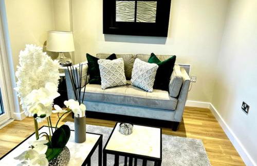 Exclusive Marina View Apartment Free Parking - Photo 34