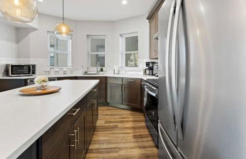 Modern 4BR 2BA Apt Steps to the Beach Open Living - Foto 8