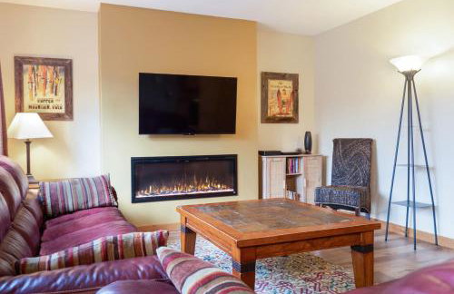 Cozy 2BR with Great Views Near Trails - Photo 10