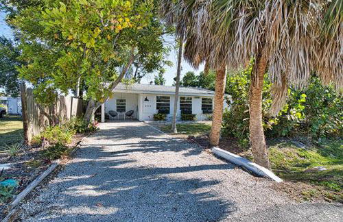 Pet Friendly & Firepit Minutes to Beach Sleeps 6 - Foto 8