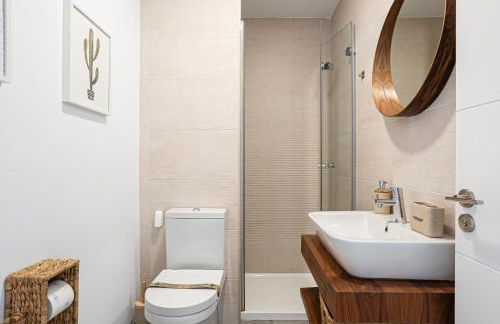 CASA LA PLAYA-CONIL Vacaciones de Lujo en Conil con Todas las Comodidades NETFLIX-HBO-DISNEY-CANALES DE FUTBOL-WIFI ALTA VELOCIDAD-SMART TV 65"-ALEXA - Foto 30