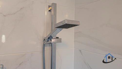 Franklin House 2 bed, king bed, parkingx2, workspace, wi-fi, corporates - Foto 2, Shower