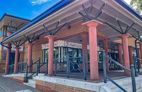 Lowndes House - Close to City Centre - Garden, Free Parking and Smart TV by Yoko Property - Foto 23