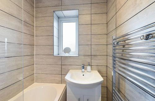 Stunning Family Home with Comfortable Surroundings by Our Home Short Stays ideally situated within Greater Manchester - Photo 16