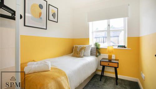 Large 3 Bed House - Long Stays Welcome - Smart TVs in Each Bedroom - Parking - Wifi - Foto 3