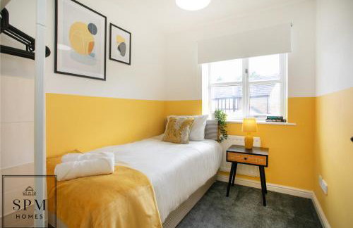 Large 3 Bed House - Long Stays Welcome - Smart TVs in Each Bedroom - Parking - Wifi - Foto 3