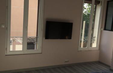 La maison parisienne maison deux pièces à louer au pied du métro - Foto 6