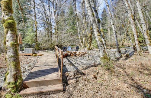 Peaceful Rhododendron Cabin with Fire Pit and Hot Tub! - Foto 29