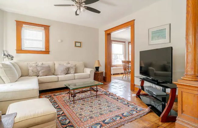 The Carew House Sleeps 10 Fenced 4BR Full Kitchen Steps2 YCP - Foto 17