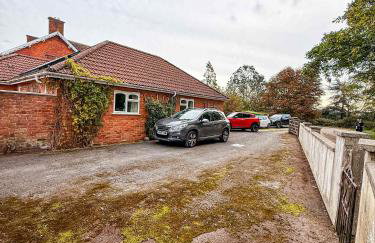Three Bedroom Bungalow ideal for families or contractors Highbridge - Photo 36