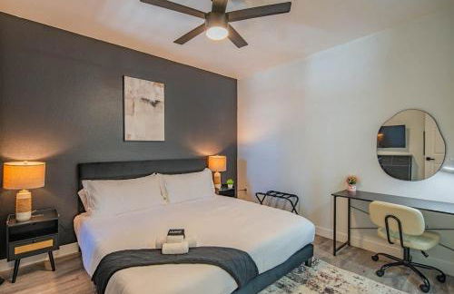 Amiable 2BD King Bed with Pool, Hot Tub, Gym, Parking - Foto 34