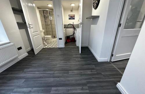 Large 3 bed property - Photo 4