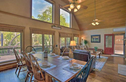 Lake Granbury Getaway! Family Home with Deck and Games - Foto 9