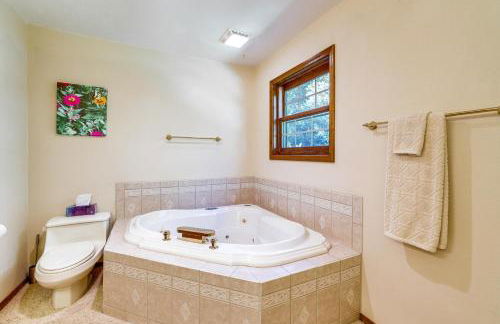 Just a Cast Away Cassville Cabin with Covered Deck - Foto 13