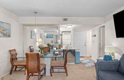 Steps from the Sand Bright Coastal Stay w Pool Access Coastal Hideaway by AvantStay - Foto 4