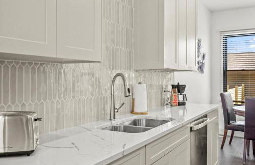 Brick Beauty Downtown, 3BR, Fenced Yard, Garage! - Foto 32