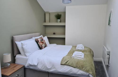 Modern River View Mytholmroyd Apartment - Photo 8