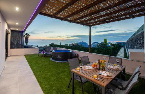 Apartamento de Lujo con Jacuzzi Privado, Piscina y Vistas al Mar - Foto 44