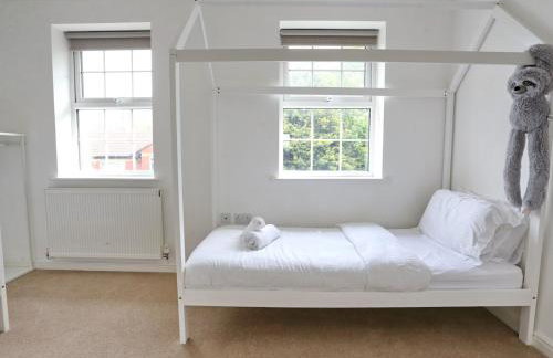 3Bed Manchester Home · Parking · Near AO Arena - Pass the Keys - Photo 25