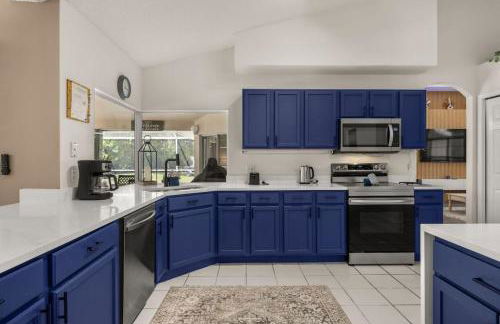 Modern Retreat Pool and Game Room - Foto 17