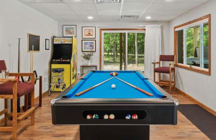 Maple Oasis by Avantstay Newly Built w/ Hot Tub, Game Room & Fire Pit - Foto 8