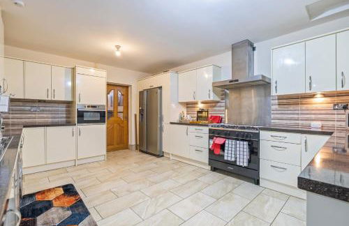 Spacious 4 Bedroom Home Near City Centre Sleeps 11 with Free Parking - Foto 19