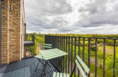 Penthouse Apartment - City Centre - Secure Parking, Balcony, Self-Check-In, Fast Wifi and Smart TV with Netflix by Yoko Property - Photo 14