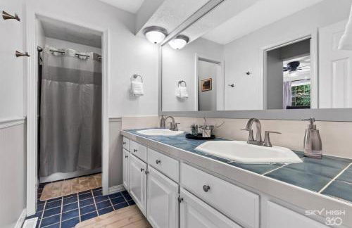 Creekside Oasis - 5BR Retreat with Pool & Hot Tub - Foto 22