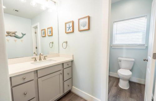 Noisywaves - Beachfront Paradise with Hot Tub, Yard, and Game Room - Foto 35