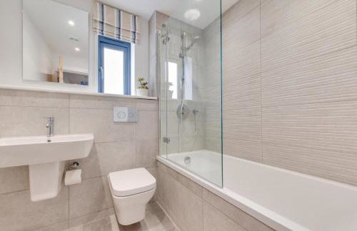 Beautiful 3 Bed Townhouse with Parking, close to Sea Front - Photo 17