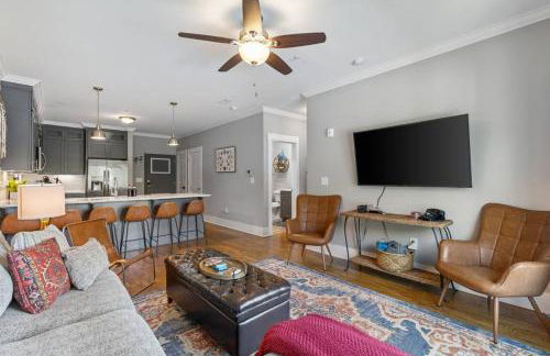 Only 4 Miles to Broadway with Free Parking and TVs in Bedrooms - Foto 16